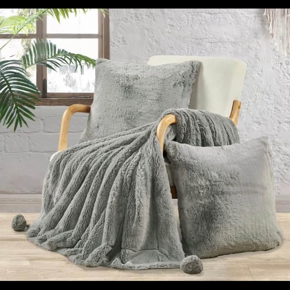 Luxurious Gray Faux Fur Throw Blanket and Pillow Set